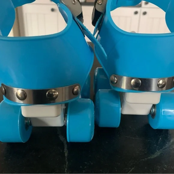 LINDBES | Child Size Adjustable Double Row Skates - Picture 6 of 7